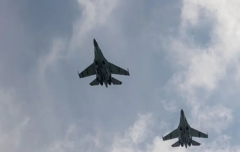 Les pilotes ukrainiens confrontés à des pénuries critiques de missiles pour F-16 et systèmes Patriot