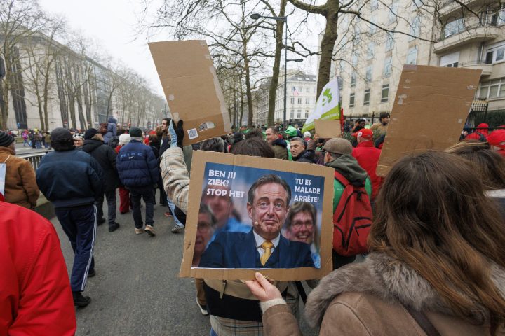 Les syndicats organisent une manifestation alors que le gouvernement belge entame des négociations pour des réductions budgétaires