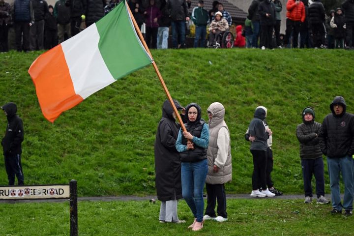 Les tensions en Irlande du Nord s'intensifient alors que les intransigeants remettent en question l'accord de partage du pouvoir