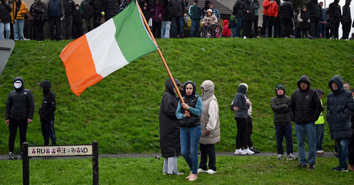 Les tensions en Irlande du Nord s'intensifient alors que les intransigeants remettent en question l'accord de partage du pouvoir