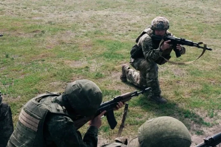 Les troupes russes capturent un village dans la région de Donetsk, avançant vers des zones stratégiques clés