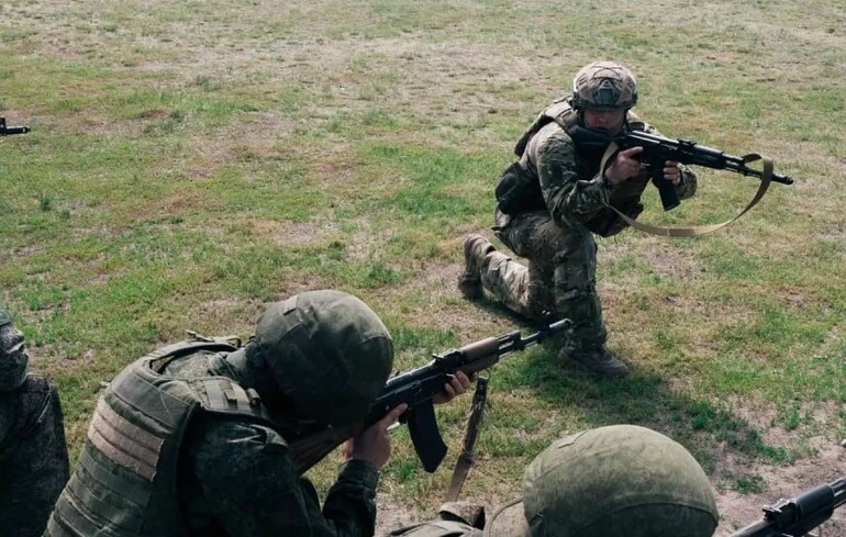 Les troupes russes capturent un village dans la région de Donetsk, avançant vers des zones stratégiques clés