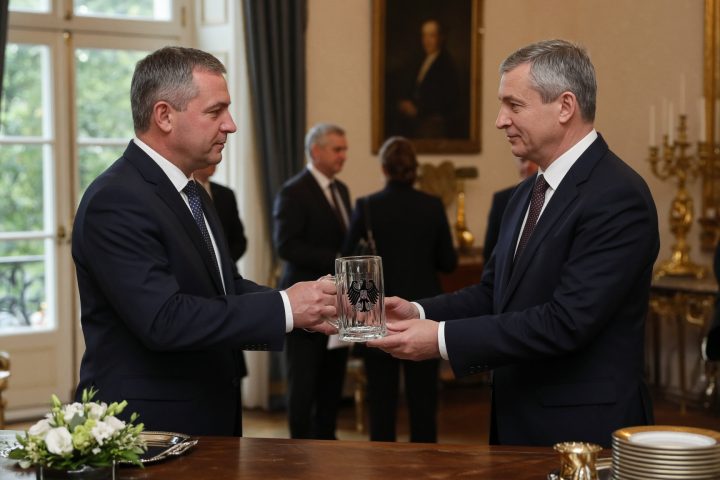 L'image populiste de Tino Chrupalla sert de plus en plus une ligne politique favorable à Moscou