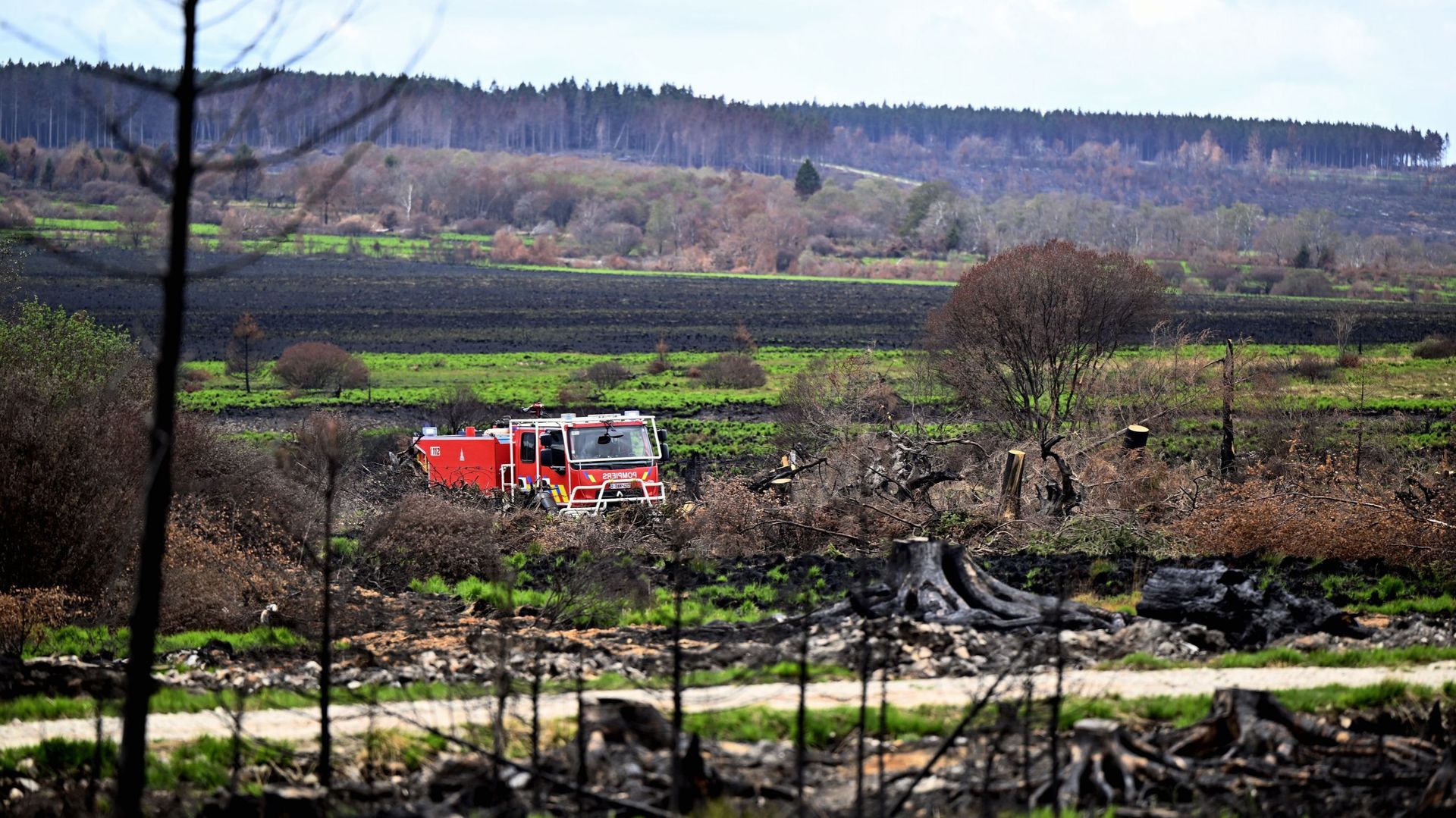 L'incendie dans la région des Fagnes est maintenant maîtrisé, mais pas totalement éteint