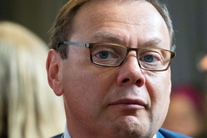 L'UE prête à lever les sanctions contre les oligarques russes Alisher Usmanov et Mikhail Fridman