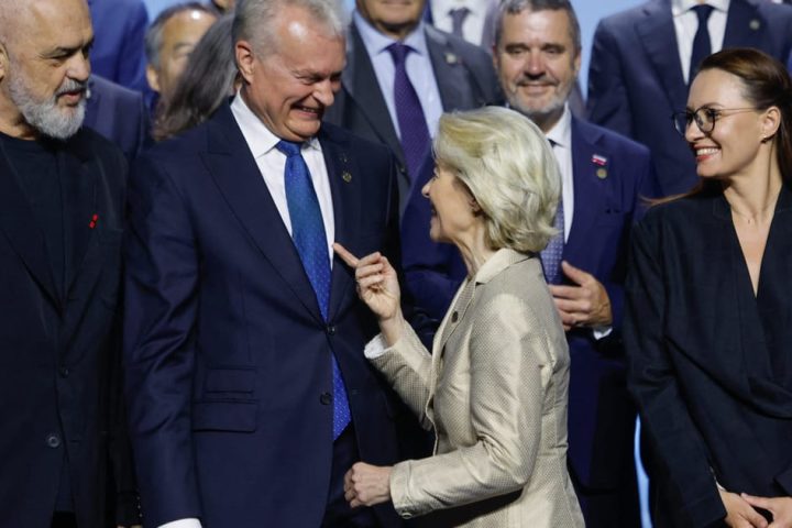 L'UE propose des feuilles de route pour l'adhésion de l'Ukraine, du Moldova, de l'Albanie et du Monténégro.