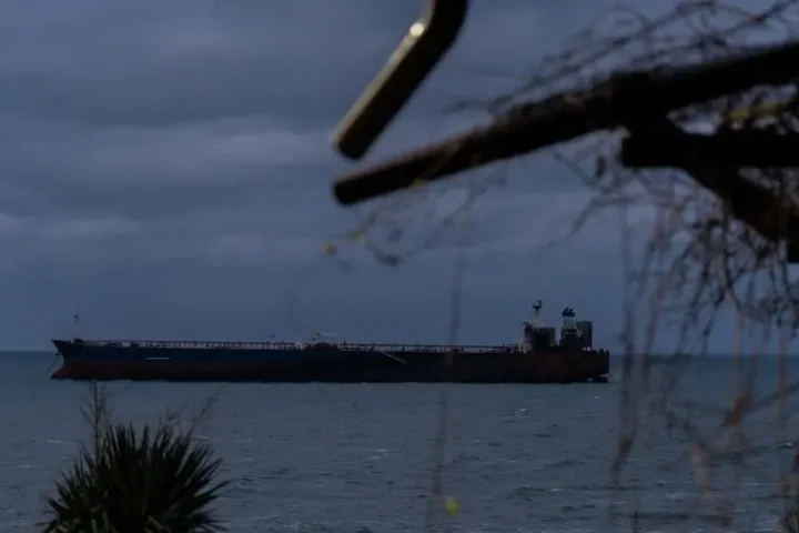 L'Ukraine attaque le navire de service Nefrit près d'un terminal clé en mer Noire