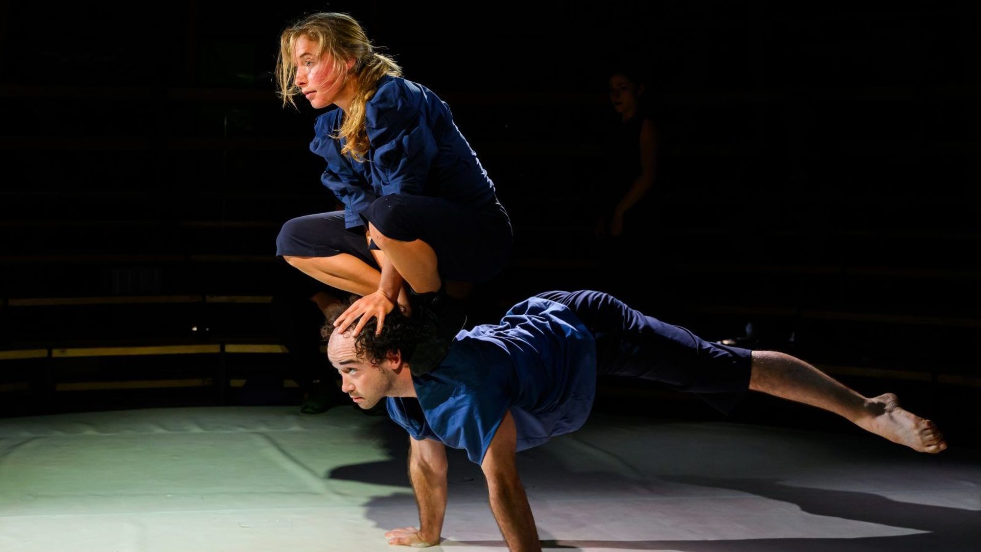 « Manicomio » explore l'isolement à travers des performances de cirque, de danse et de musique live