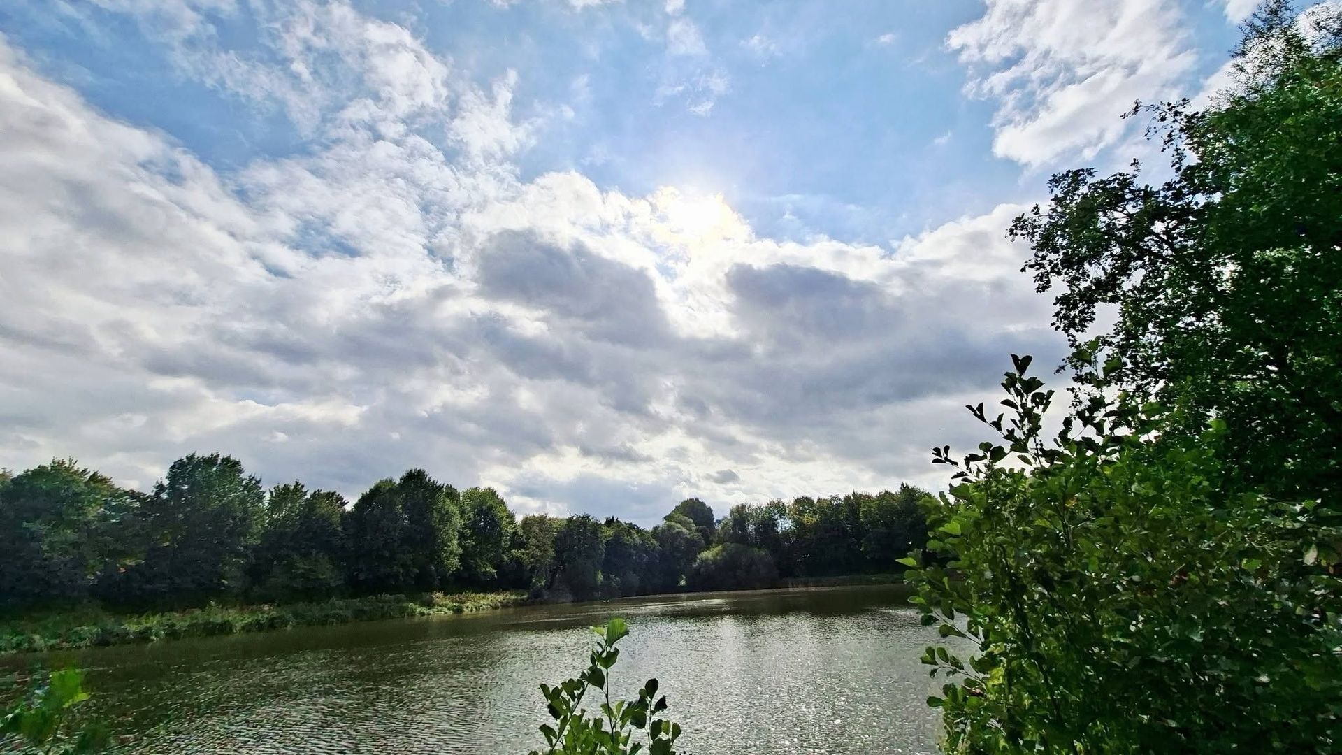 Météo matinale mixte en Belgique, avec brouillard et soleil attendu plus tard