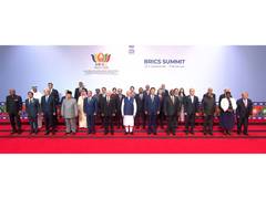 Modi et les dirigeants des BRICS posent pour une photo de famille au 18e sommet à New Delhi