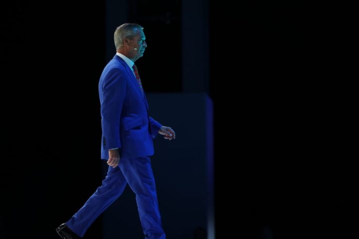Nigel Farage confronté à des défis de leadership après la démission de ses conseillers dans le cadre d'un scandale de dons