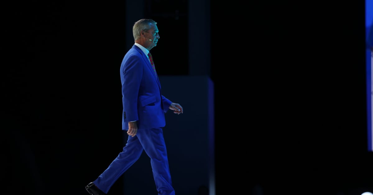 Nigel Farage confronté à des défis de leadership après la démission de ses conseillers dans le cadre d'un scandale de dons