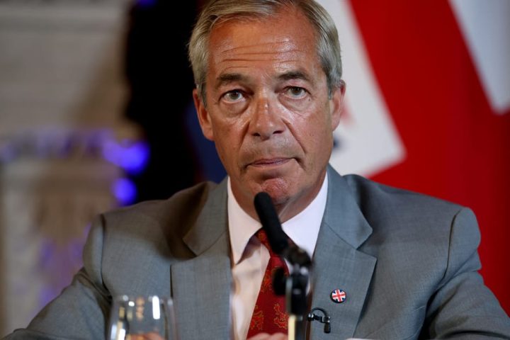 Nigel Farage défend ses collaborateurs démissionnaires dans une affaire de dons étrangers présumés