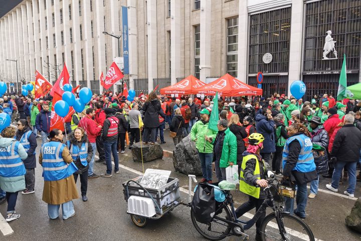 Nombre record de jours de grève en Belgique atteint en 2025 lors des manifestations syndicales