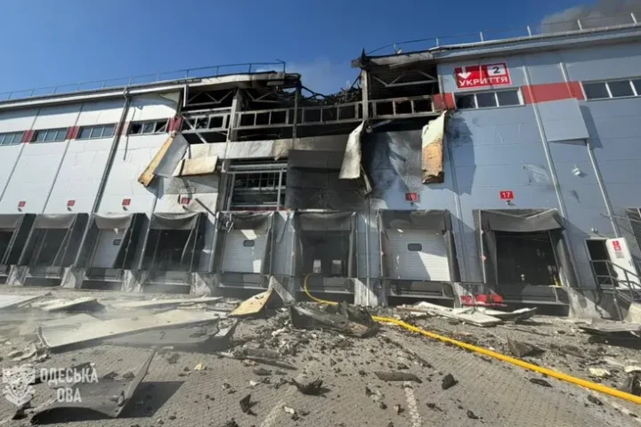 Nouvelle attaque russe à Odesa : incendie dans un terminal postal déjà endommagé