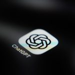 OpenAI enrichit l'application mobile de ChatGPT avec des fonctionnalités vocales pour une meilleure gestion des flux de travail