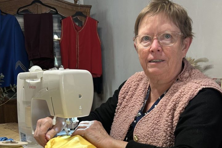 Patricia crée des costumes depuis plus de 40 ans à Saint-Feuillen