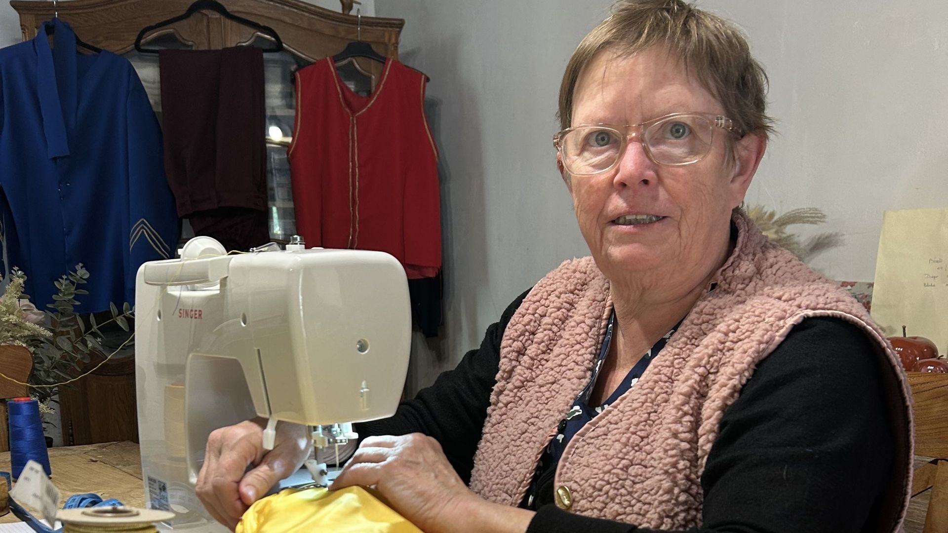 Patricia crée des costumes depuis plus de 40 ans à Saint-Feuillen