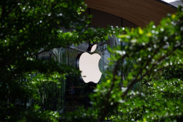 Ron Johnson remet en question les ambitions de la Silicon Valley en matière d'IA dans le commerce, soulignant l'importance du retail physique.