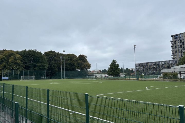 Saint-Josse choisit des granulés en caoutchouc controversés pour un nouveau terrain de football synthétique