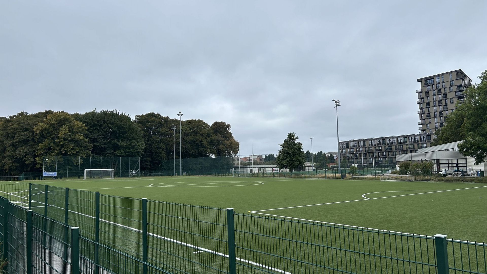 Saint-Josse choisit des granulés en caoutchouc controversés pour un nouveau terrain de football synthétique