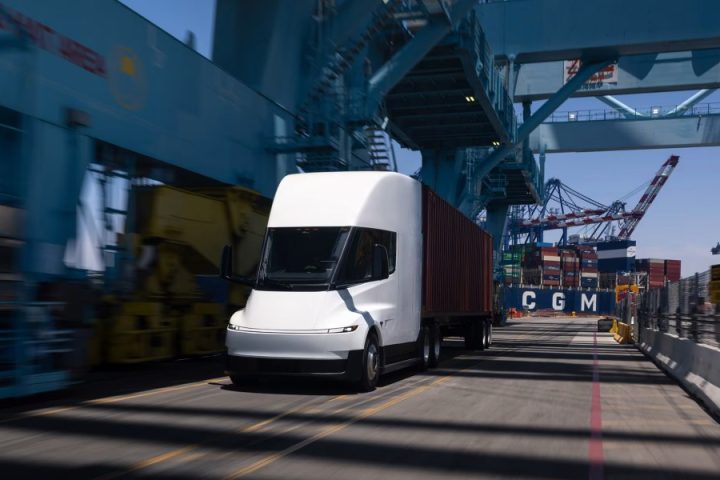 Tesla commence la livraison de ses premiers camions Semi 100 % électriques après de longues attentes et améliorations.
