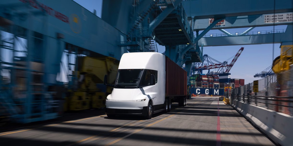 Tesla commence la livraison de ses premiers camions Semi 100 % électriques après de longues attentes et améliorations.