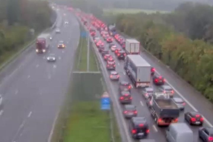Un accident de moto entraîne des retards importants sur l'E411 près de Wierde en direction de Namur