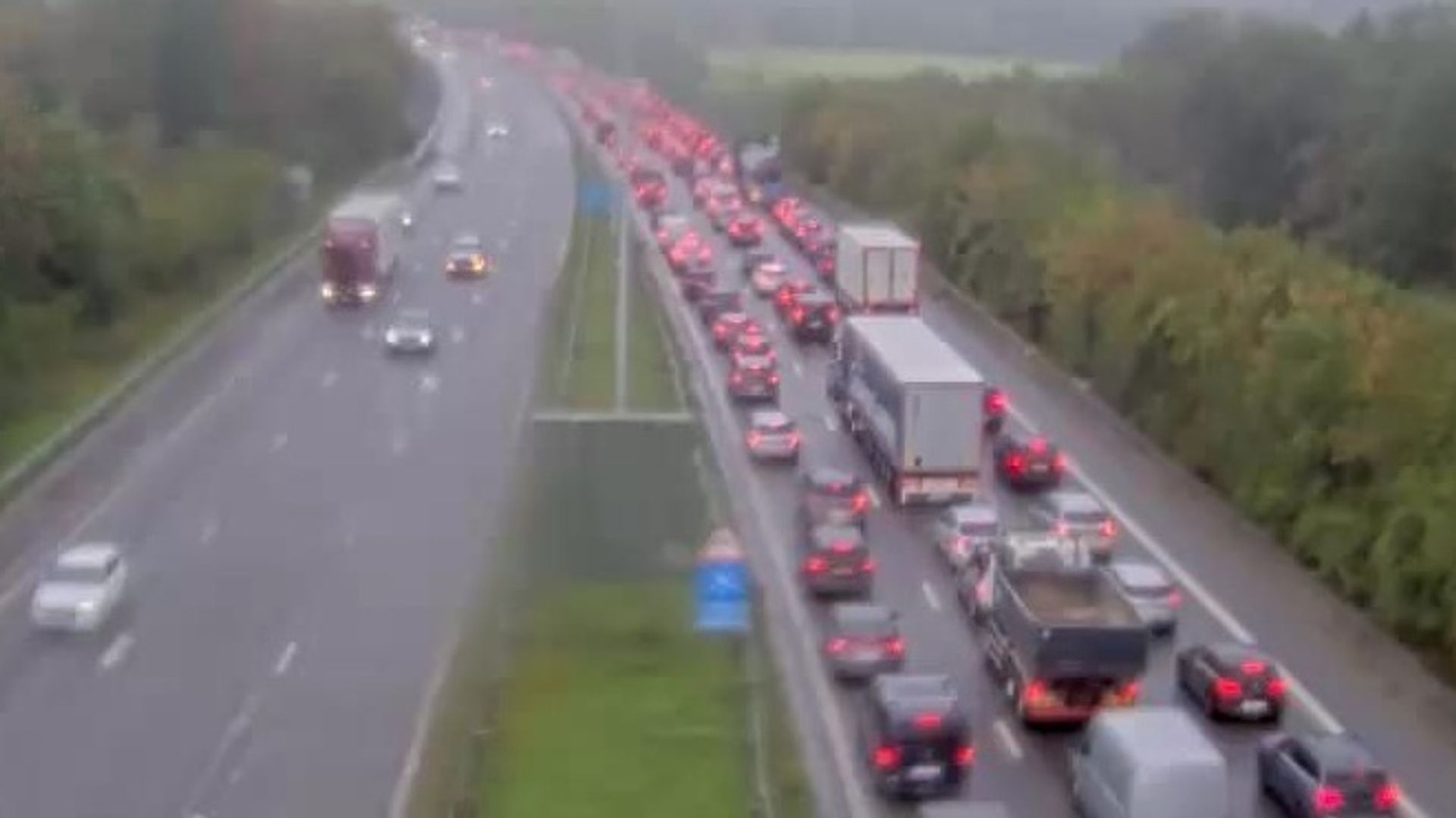Un accident de moto entraîne des retards importants sur l'E411 près de Wierde en direction de Namur