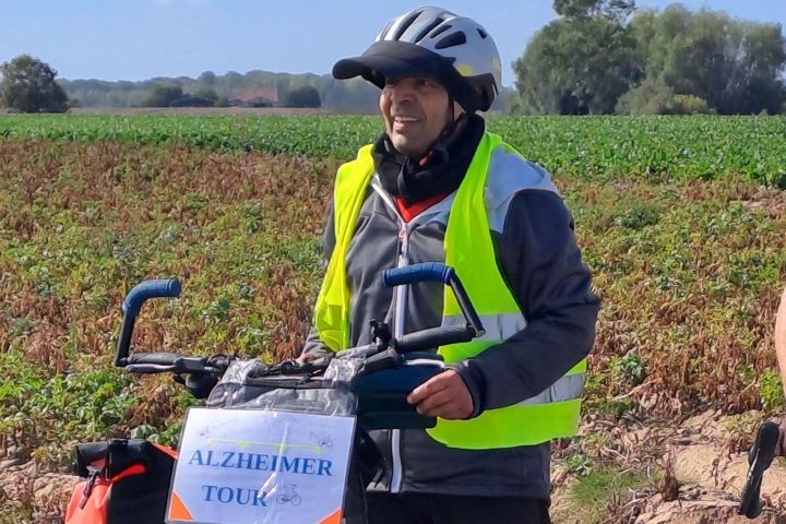 Un cycliste sensibilise à la maladie d'Alzheimer lors d'un tour en Hainaut