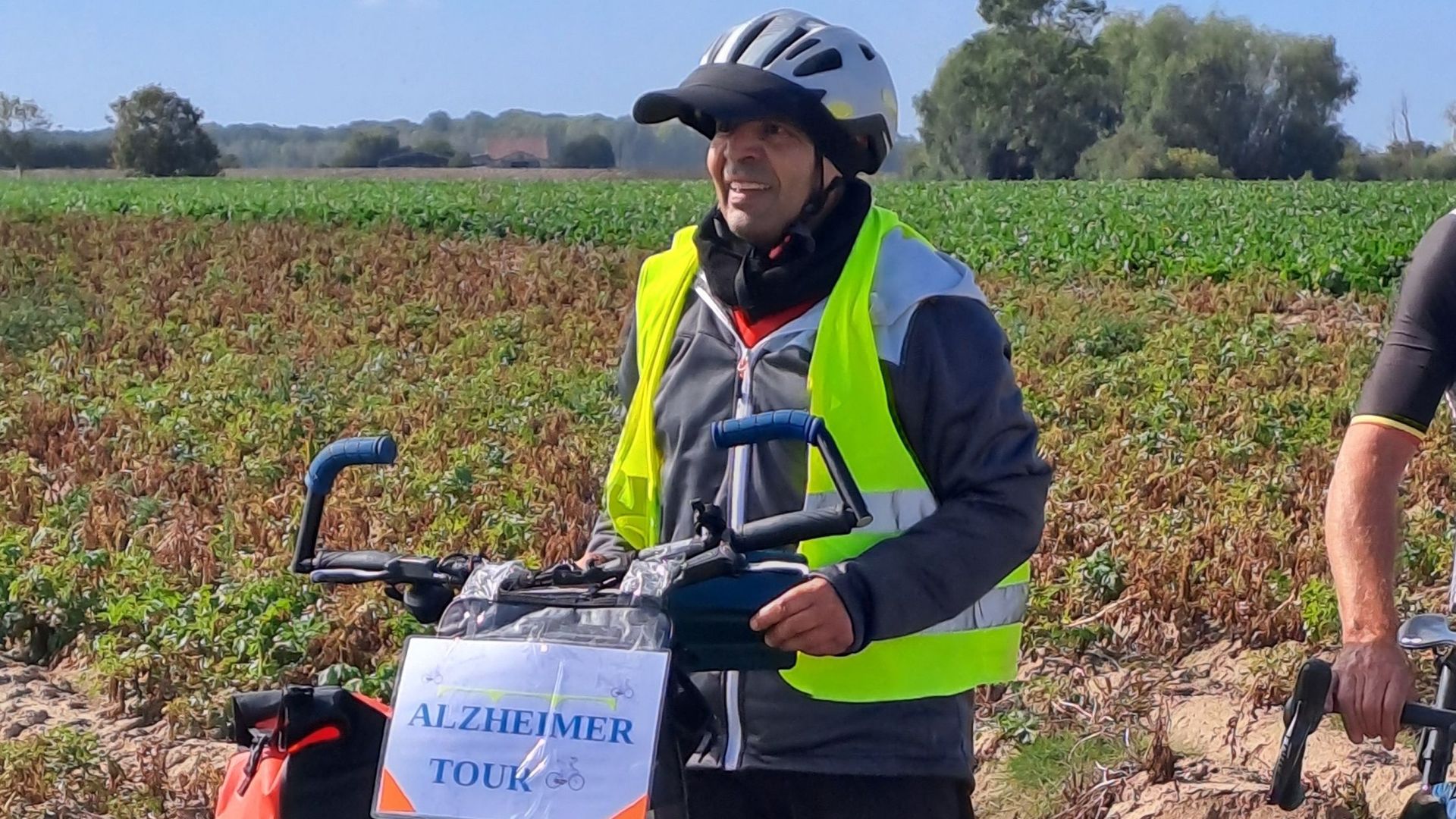 Un cycliste sensibilise à la maladie d'Alzheimer lors d'un tour en Hainaut