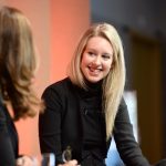 Un documentaire sur Elizabeth Holmes fait ses débuts au festival du film de Telluride sans annonce préalable.