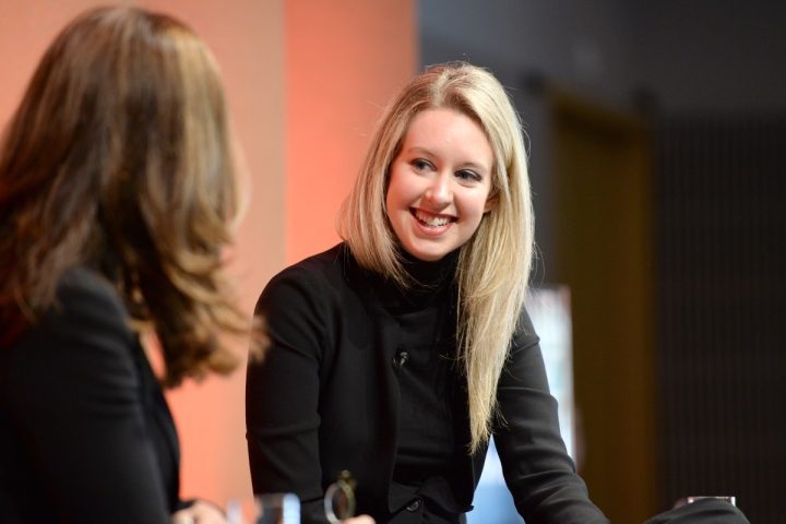 Un documentaire sur Elizabeth Holmes fait ses débuts au festival du film de Telluride sans annonce préalable.