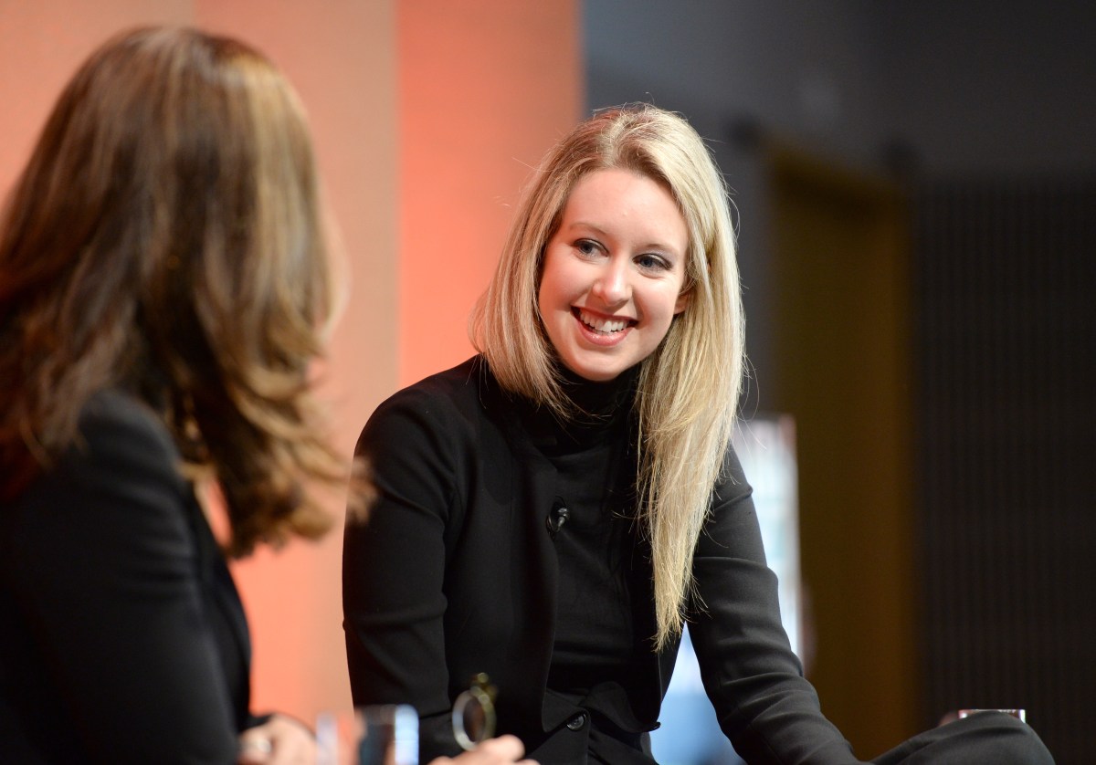 Un documentaire sur Elizabeth Holmes fait ses débuts au festival du film de Telluride sans annonce préalable.