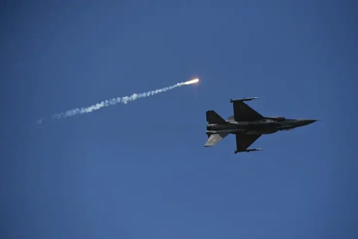 Un F-16 polonais a failli viser un MiG-29 ukrainien en raison d'une menace de missile russe