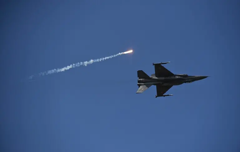 Un F-16 polonais a failli viser un MiG-29 ukrainien en raison d'une menace de missile russe
