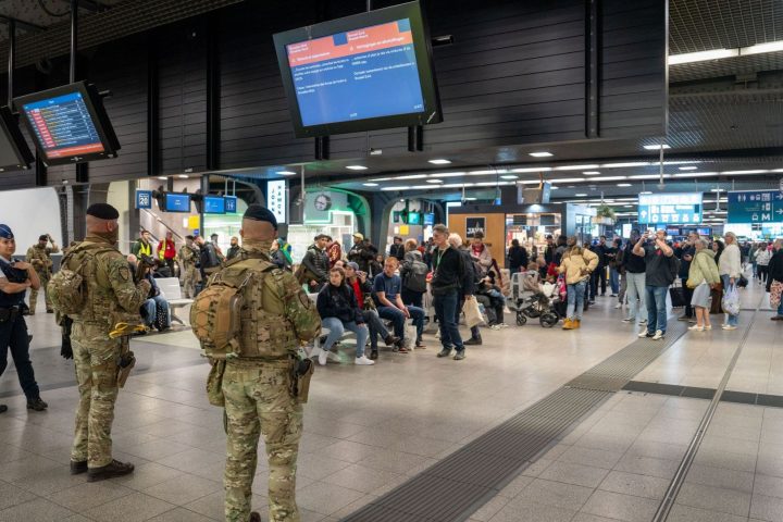 Un homme arrêté avec une arme d'assaut à la gare de Bruxelles-Midi