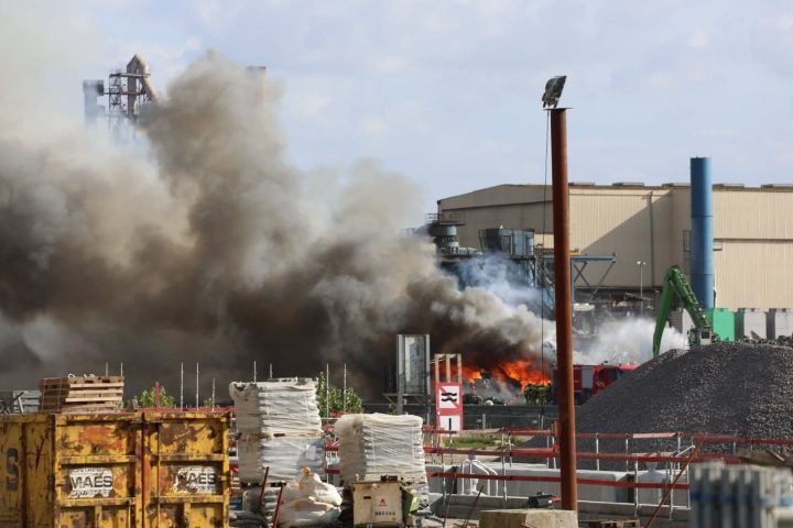 Un incendie au Comet à Obourg amène les autorités à conseiller aux résidents de fermer portes et fenêtres