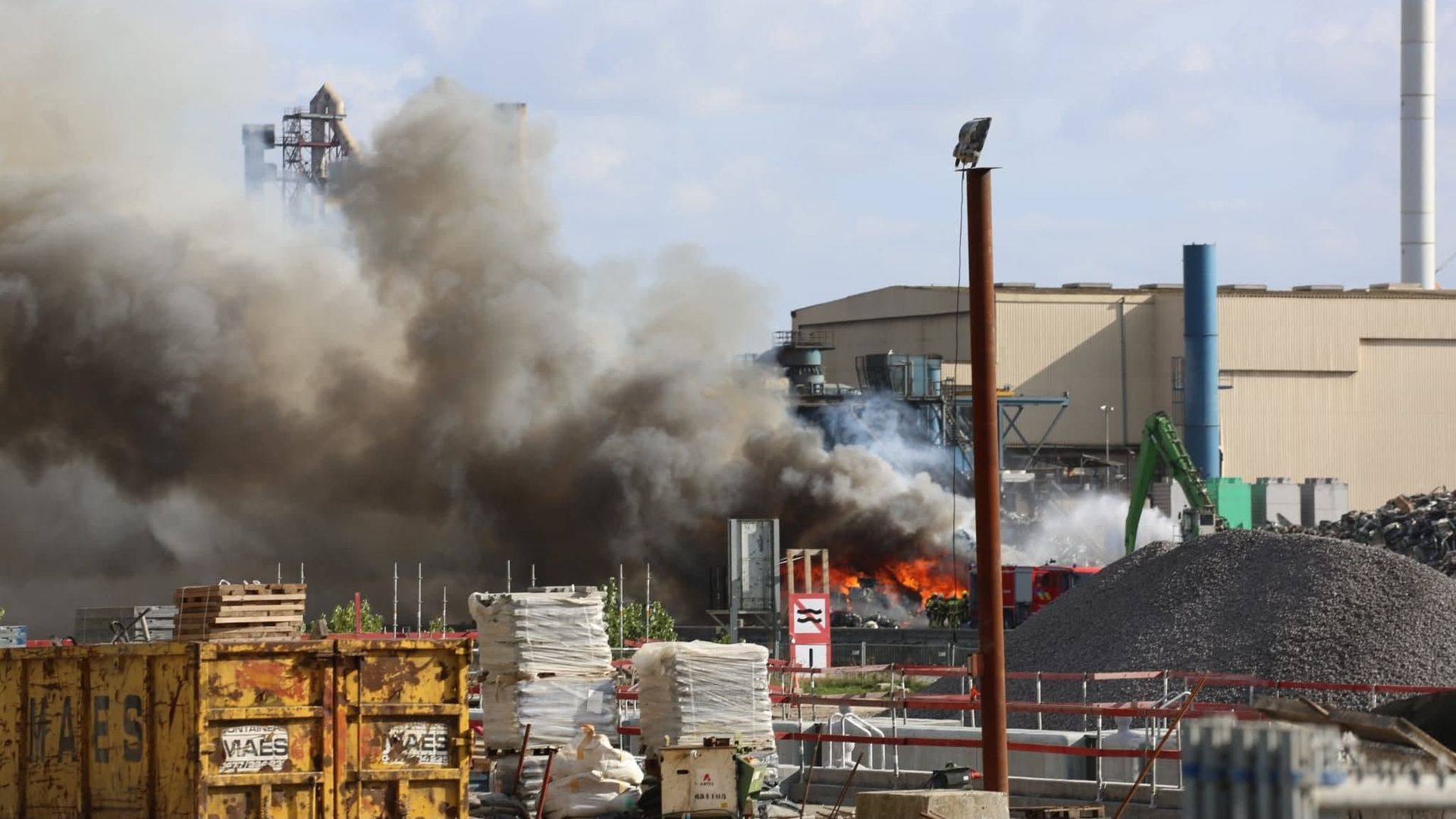 Un incendie au Comet à Obourg amène les autorités à conseiller aux résidents de fermer portes et fenêtres