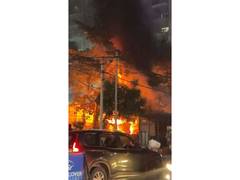 Un incendie éclate dans un stand de nourriture à Puppalaguda, Hyderabad, suite à l'explosion d'un cylindre de gaz