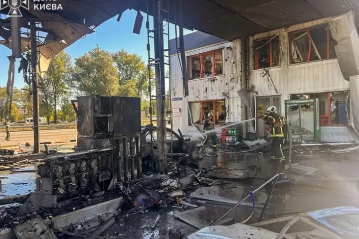 Une attaque de drone frappe une station-service à Kyiv, quatre blessés lors de l'intervention des secours