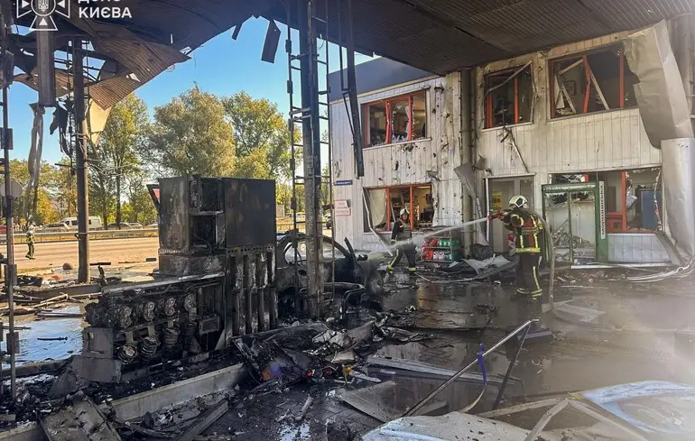 Une attaque de drone frappe une station-service à Kyiv, quatre blessés lors de l'intervention des secours