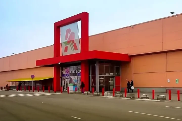 Une attaque de drone russe endommage un supermarché Auchan à Kyiv, fermeture temporaire annoncée