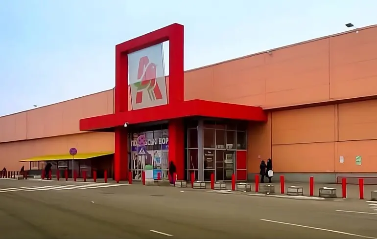 Une attaque de drone russe endommage un supermarché Auchan à Kyiv, fermeture temporaire annoncée
