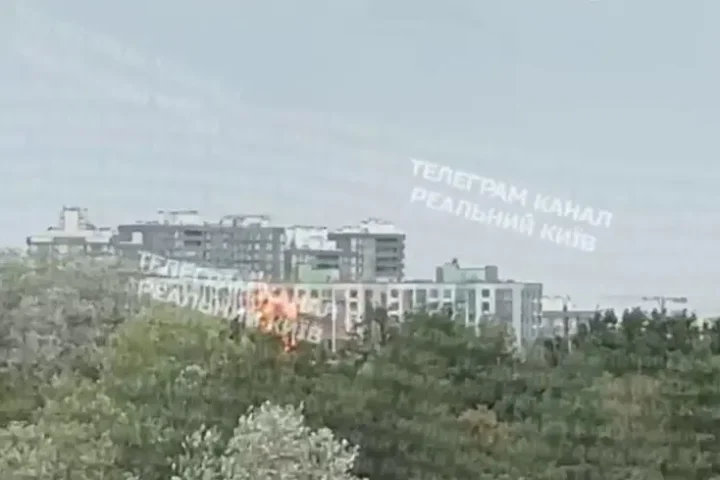 Une attaque de drones frappe Kiev et provoque un incendie dans un immeuble de 16 étages, faisant plusieurs blessés