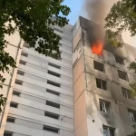 Une attaque par drone frappe un immeuble résidentiel à Kyiv, provoquant un incendie et des victimes