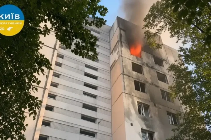 Une attaque par drone frappe un immeuble résidentiel à Kyiv, provoquant un incendie et des victimes