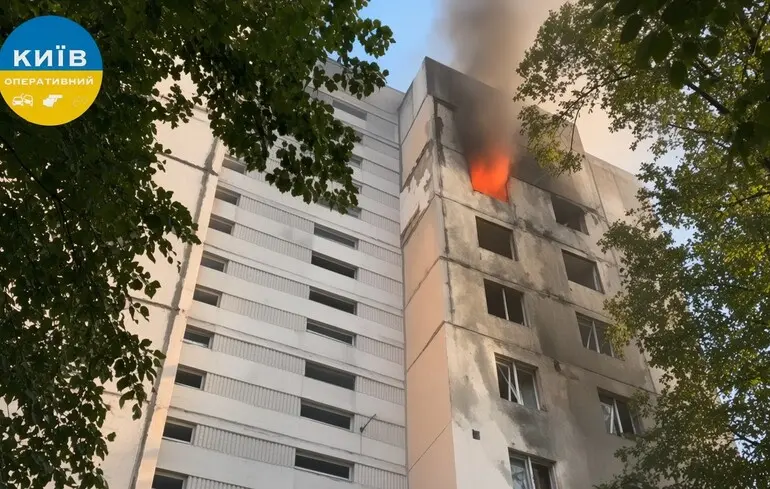 Une attaque par drone frappe un immeuble résidentiel à Kyiv, provoquant un incendie et des victimes