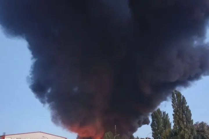 Une attaque russe déclenche un important incendie dans le district d'Odesa, aucune victime signalée