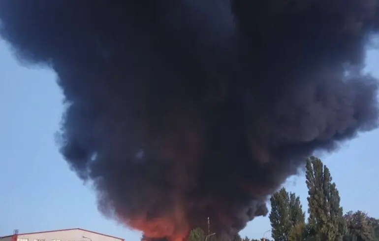 Une attaque russe déclenche un important incendie dans le district d'Odesa, aucune victime signalée
